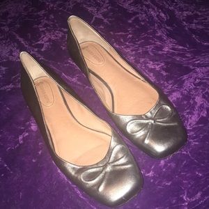 Beautiful silver embossed leather, size 11